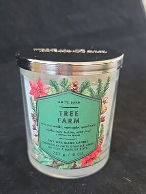 Bath & Body Works / White Barn TREE FARM Candle - 1 Single Wick